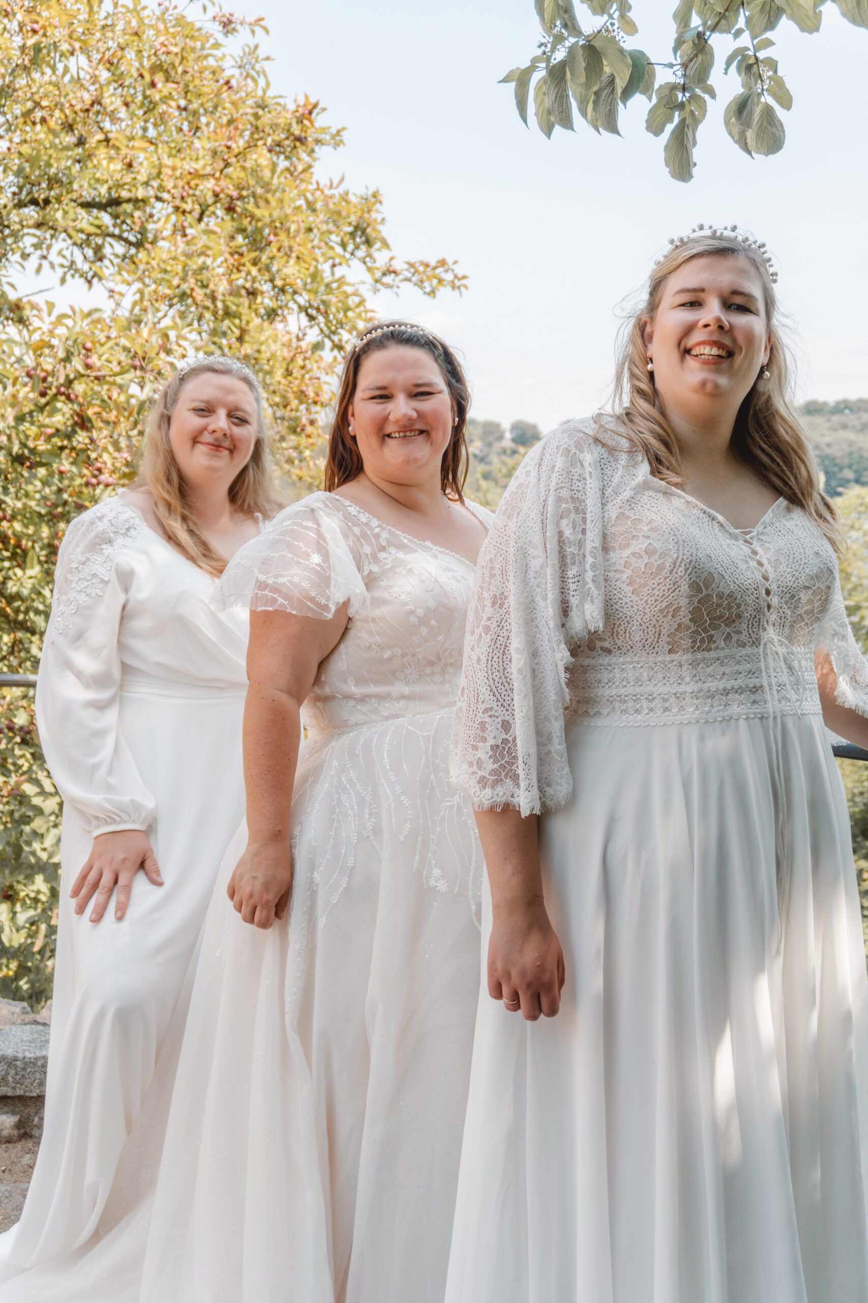 3 Traumkleider an curvy Bräuten zeigen verschiedene Stile von curvy Brautmode