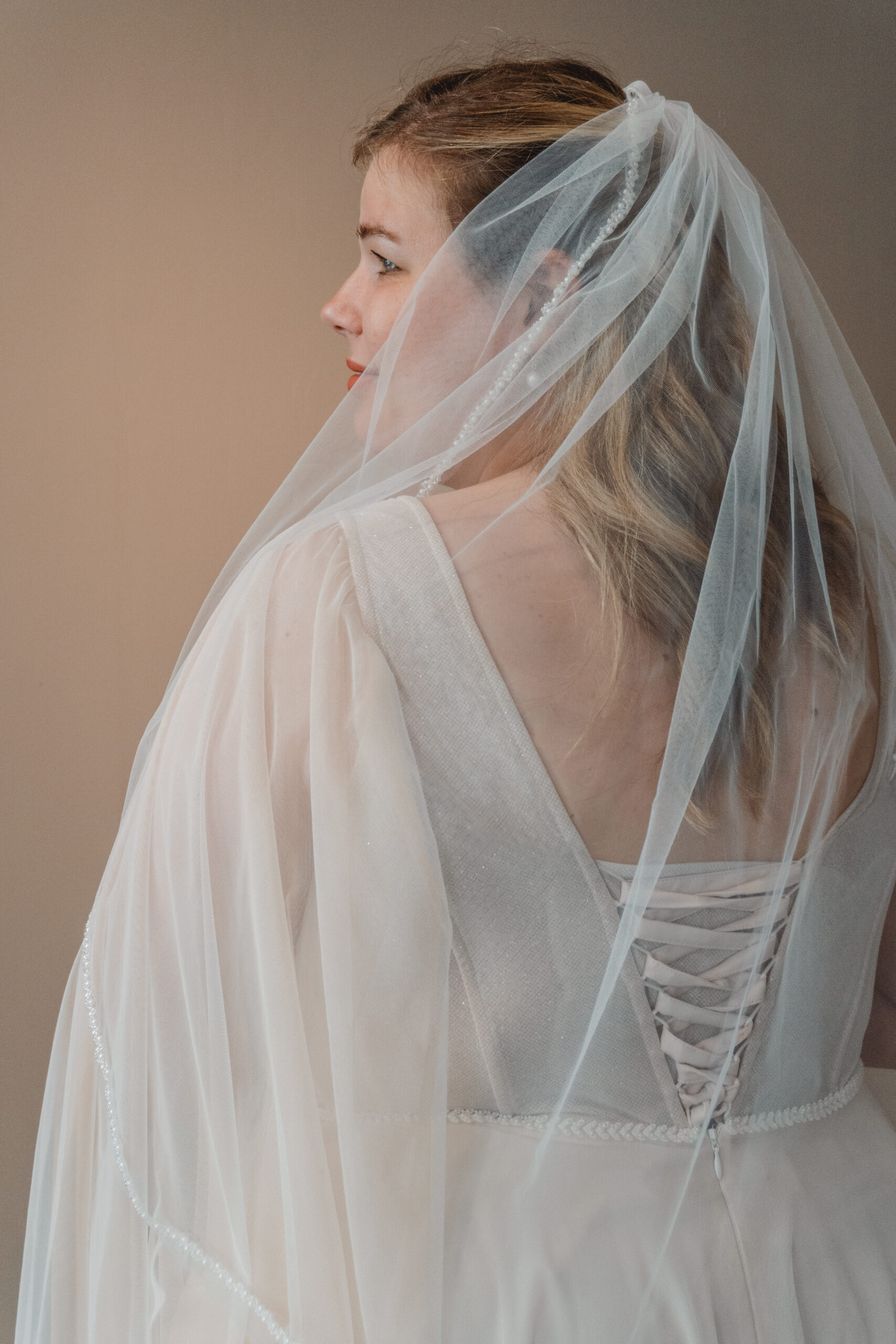 Schleider, Ohrringe und Gürtel passen zum curvy Brautkleid