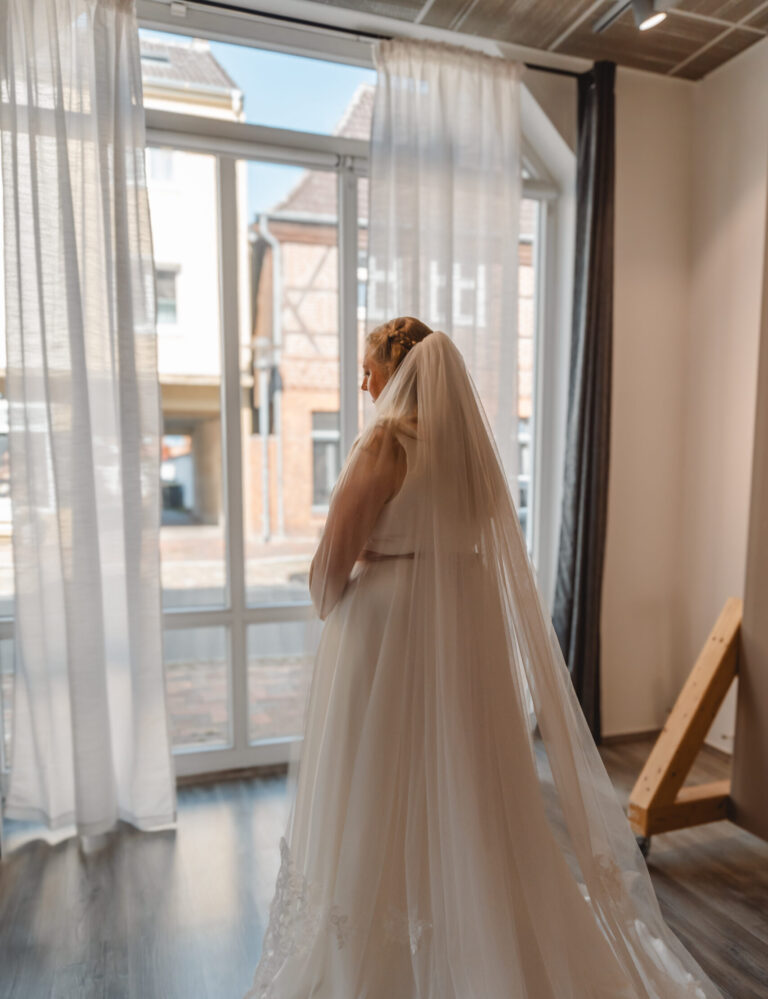 Die ausgewählten Second Hand Brautkleider haben bereits auf einer Hochzeit gestrahlt und warten nun darauf die nächste curvy Braut glücklich zu machen.