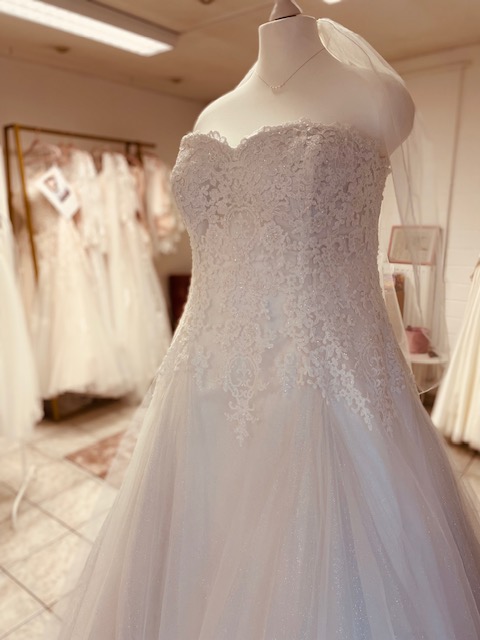 Die Schaufensterpuppe mit einem curvy Brautkleid im Brautmodengeschäft Belly Brides