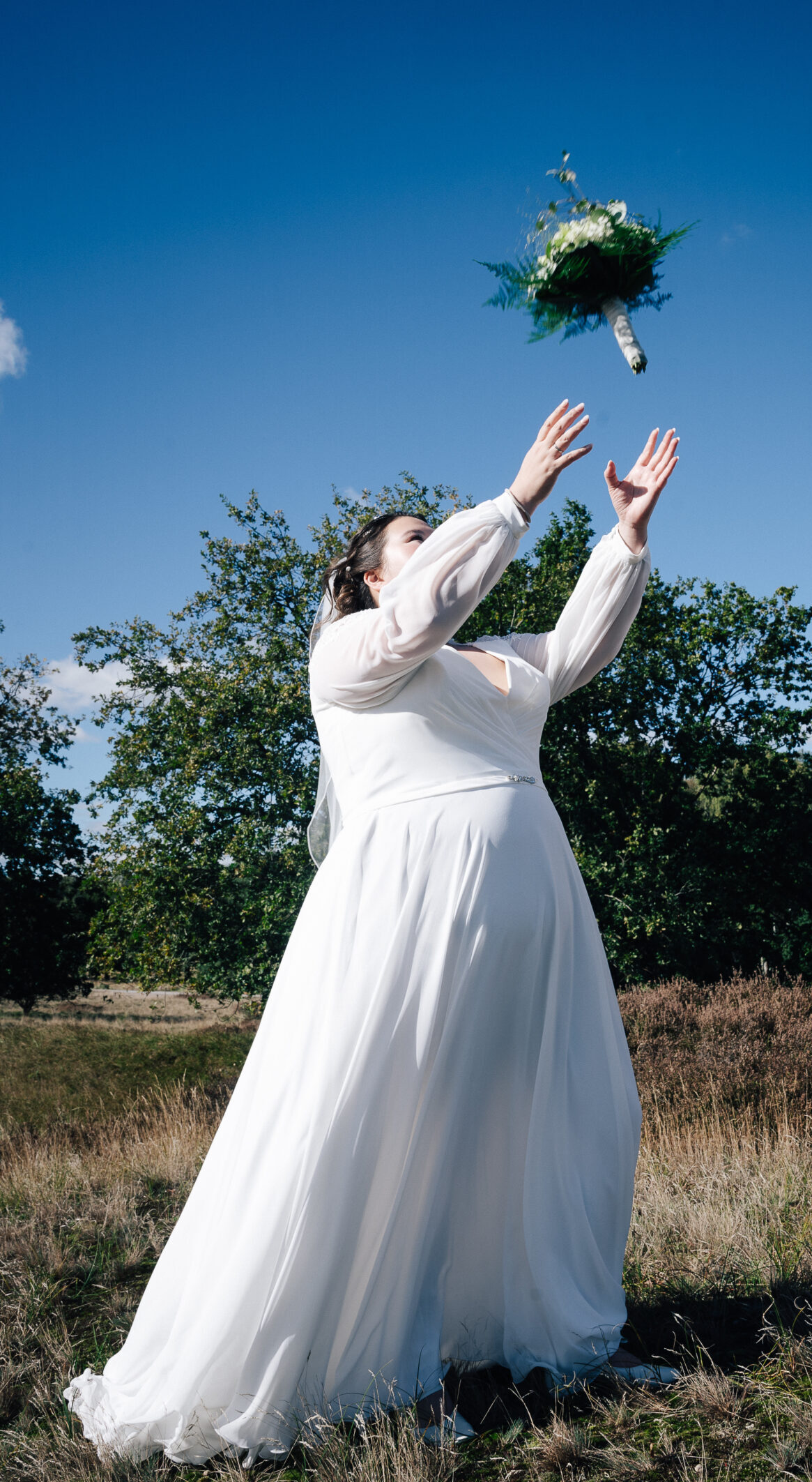 Eine Braut in einem curvy gebrauchtem Second Hand Brautkleid