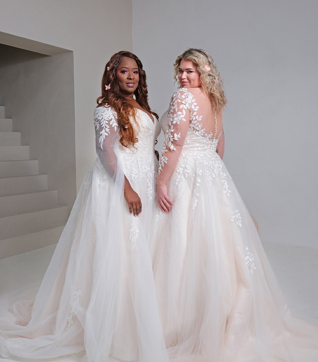 Zwei Bräute in aktueller Brautmode der curvy collection