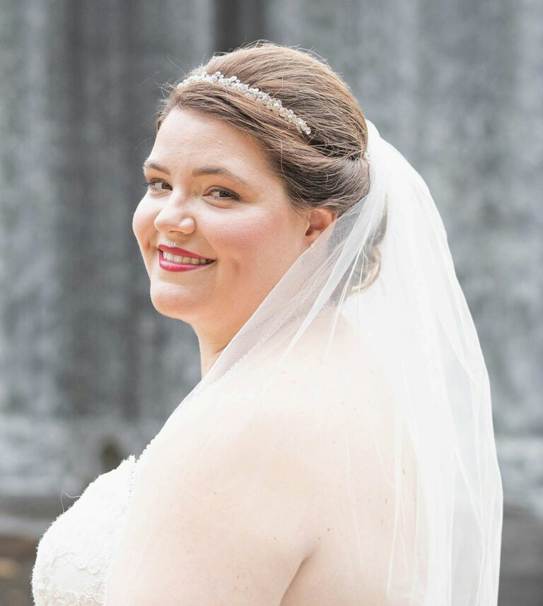 Glückliche Braut, die ihr XL Brautkleid gefunden hat.