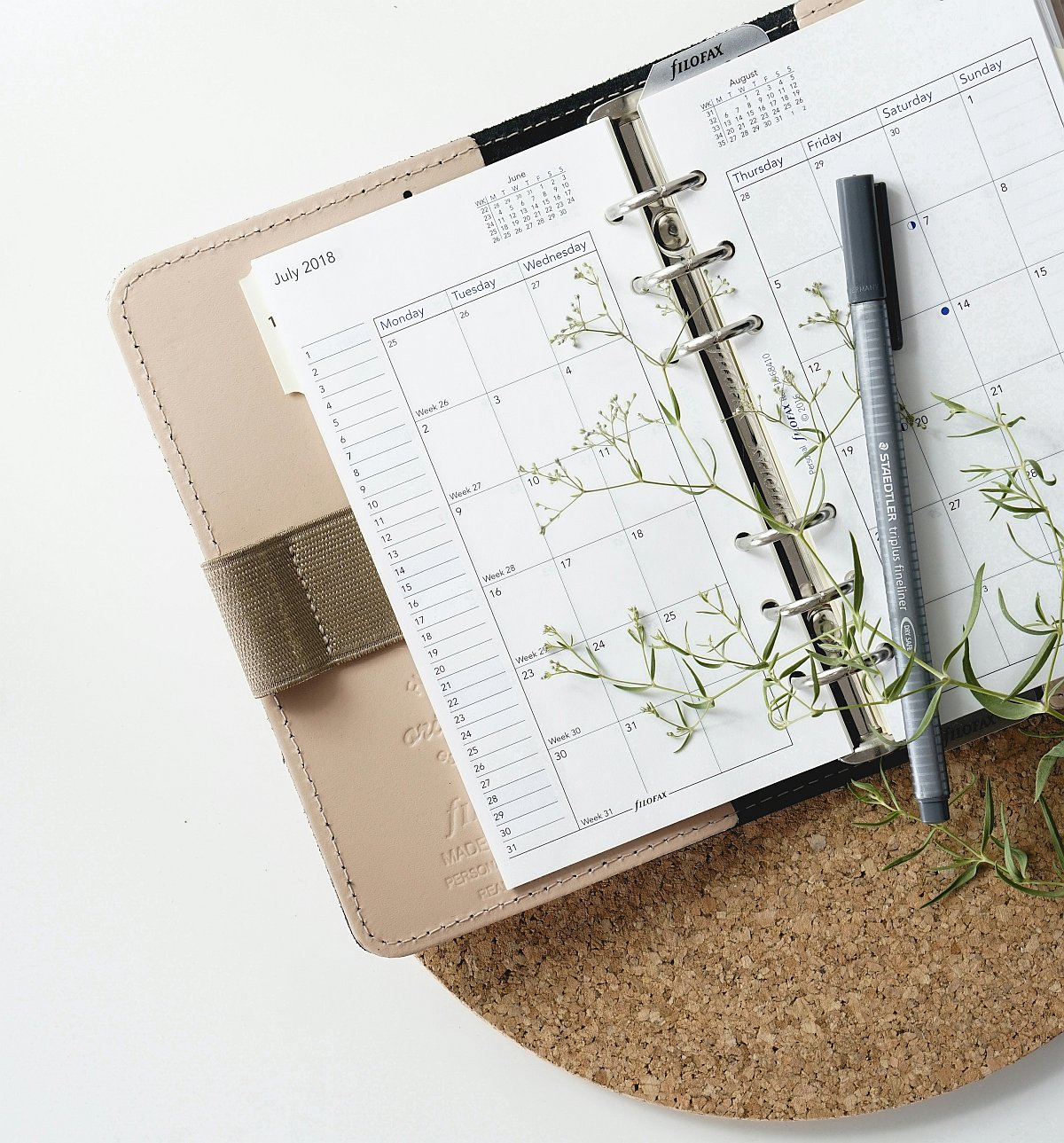 Kalender mit zarten Blüten zum Eintragen Deines Termins bei bella Brides.