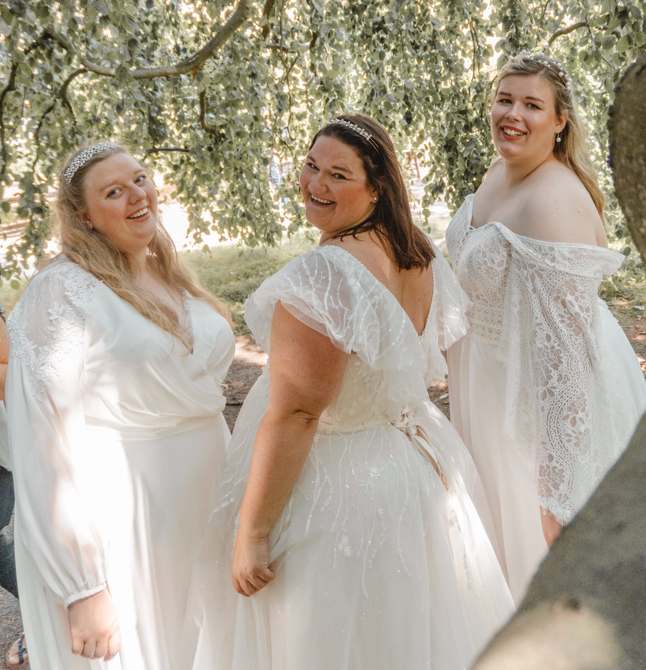 3 Bräute zeigen sich in curvy Hochzeitskleidern von Bella Brides wo es curvy Brautkleider ab Größe 46 gibt