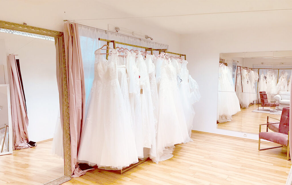 Blick in das Brautmodengeschäft "Bella Brides": Brautkleider, Spiegel, Sessel ...